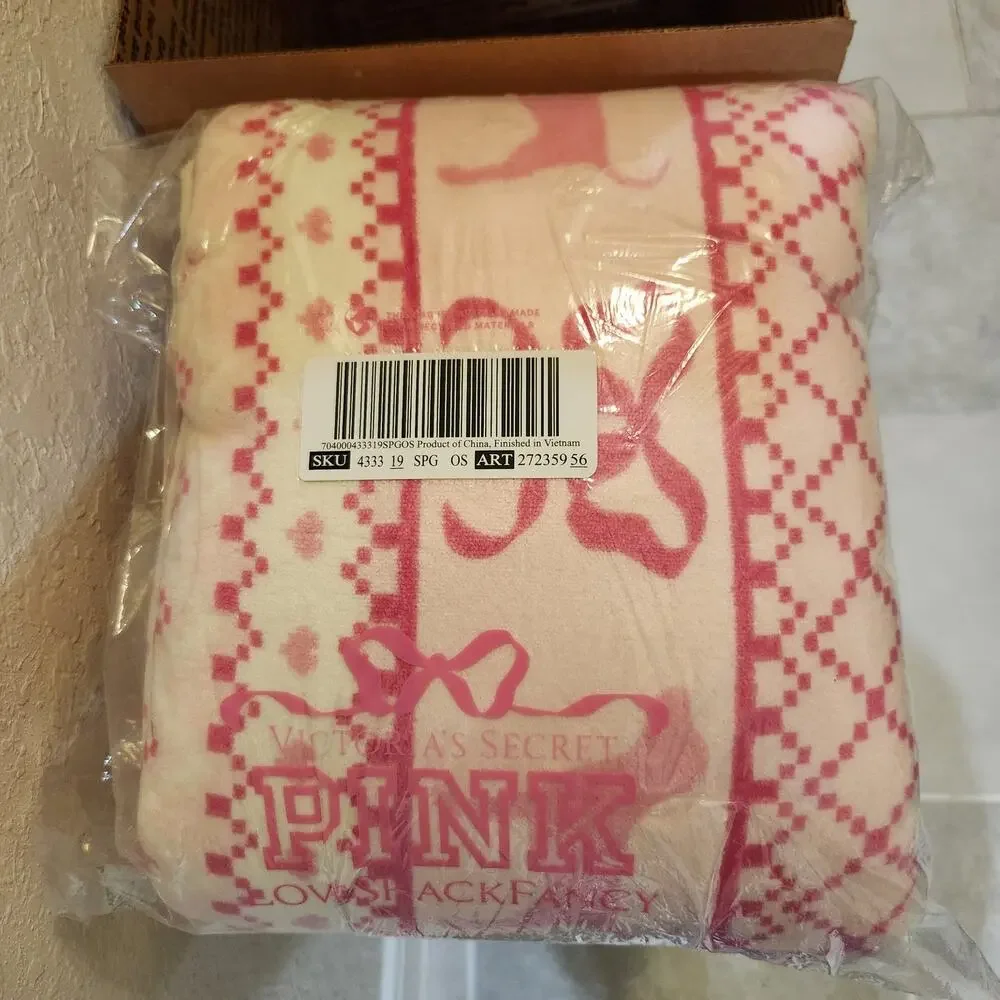 Victoria’s Secret PINK x LoveShackFancy Cozy Plush Fleece Throw Blanket - Picture 3 of 4